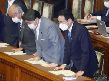参院本会議で2022年度補正予算が可決、成立し、一礼する岸田首相（手前）ら＝31日午後