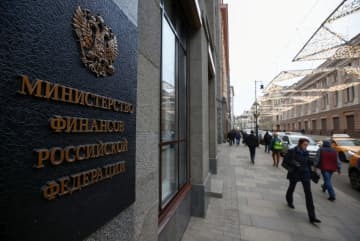 ロシア財務省の横を歩く人々＝2021年3月、モスクワ（ロイター＝共同）