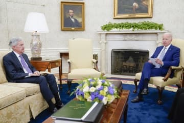 会談するFRBのパウエル議長（左）とバイデン大統領＝5月31日、ホワイトハウス（AP＝共同）