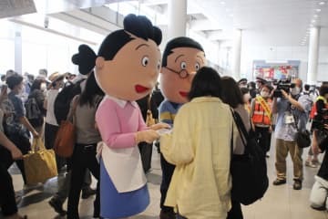 警視庁の防犯アプリ「デジポリス」のチラシなどを配るサザエさんとマスオさん＝1日午前、東京都渋谷区