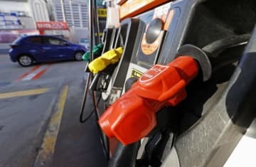 東京都内のガソリンスタンド＝3月