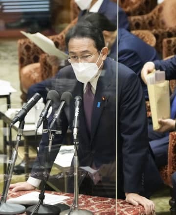 衆院予算委で答弁する岸田首相＝1日午後