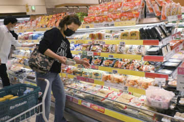 イトーヨーカドー大森店の食品売り場の買い物客＝5月、東京都大田区