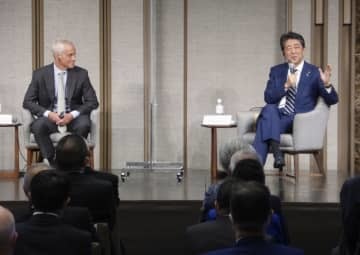 講演する安倍元首相（右）とエマニュエル駐日米大使＝1日午後、東京都港区