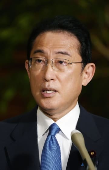 記者団の取材に応じる岸田首相＝5月31日午後、首相官邸