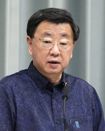 記者会見する松野官房長官＝1日午後、首相官邸
