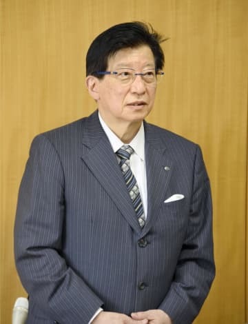岐阜県中津川市の青山節児市長と面会後、取材に応じる静岡県の川勝平太知事＝1日午後、中津川市役所