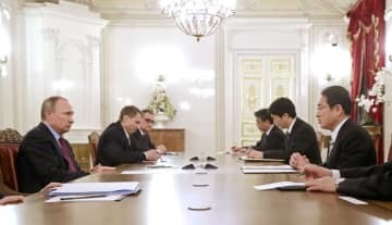 2016年、ロシアのプーチン大統領（左端）と会談する外相時代の岸田氏（右端）＝ロシア・サンクトペテルブルク（AP＝共同）