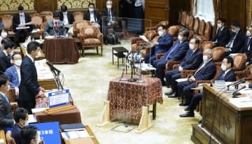 衆院予算委で、岸田首相（右手前）に質問する立憲民主党の泉代表＝1日午後