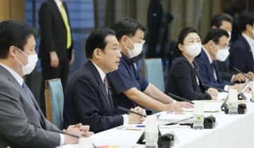「デジタル田園都市国家構想」の会合であいさつする岸田首相（左から2人目）＝1日午後、首相官邸