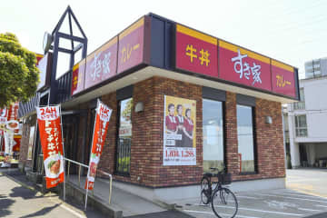 50代の女性従業員が亡くなった「すき家」の店舗＝2日午前、名古屋市