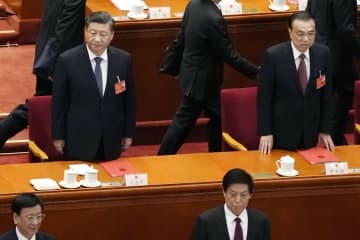 中国全人代の閉幕式に臨む習近平国家主席（左上）と李克強首相（右上）＝3月、北京の人民大会堂（共同）