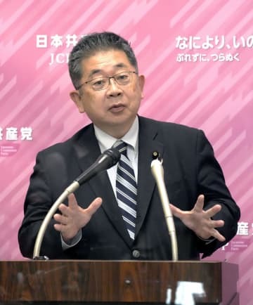 記者会見する共産党の小池書記局長＝2日午後、国会