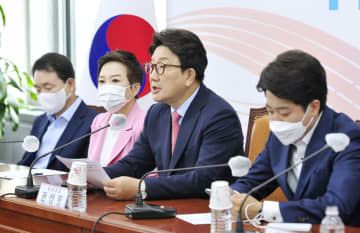 2日、党の会議で発言する韓国の保守系与党「国民の力」の権性東・院内代表（右から2人目）ら＝ソウル（聯合＝共同）