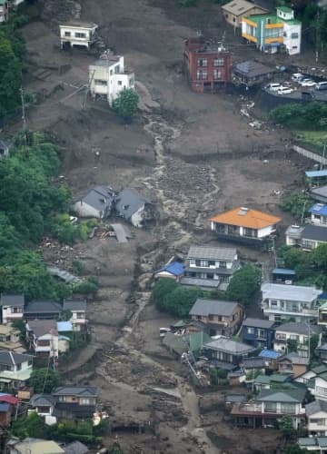 大規模な土石流で多くの建物などが押し流された現場＝2021年7月4日、静岡県熱海市