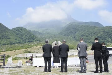 雲仙・普賢岳の大火砕流から31年となり、報道陣の取材拠点「定点」で関係者が参列して営まれた法要＝3日午前、長崎県島原市