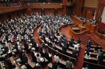 資金決済法などの改正法を可決、成立した参院本会議＝3日午前