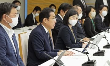 民間資金等活用事業推進会議であいさつする岸田首相（左から2人目）＝3日午前、首相官邸