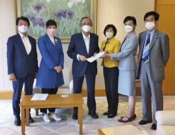 細田博之衆院議長（中央）に申し入れする野党議員＝3日午前、衆院議長公邸（立憲民主党提供）