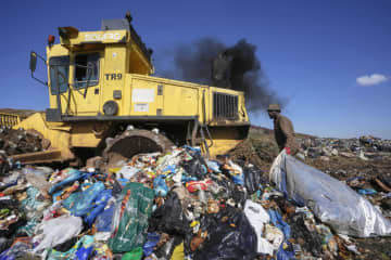 南アフリカ・ヨハネスブルクのごみ処分場。大量のプラスチックごみが含まれる＝5月（AP＝共同）