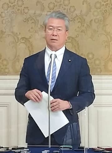 記者団の質問に答える立憲民主党の馬淵国対委員長＝3日午後、国会