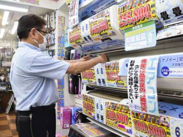 品薄を知らせる紙が張られたエアコン売り場＝3日、東京都中野区の光明電機