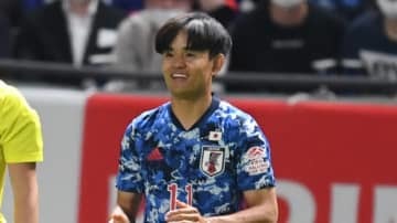 21歳になった久保建英、「股間ネタ」で橋岡大樹とじゃれ合う