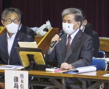 熊本県五木村で開かれた住民説明会で発言する熊本県の蒲島郁夫知事（右）＝5日午後