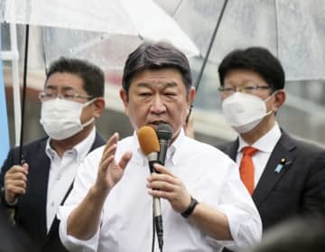 街頭演説する自民党の茂木幹事長（中央）＝5日午後、松山市