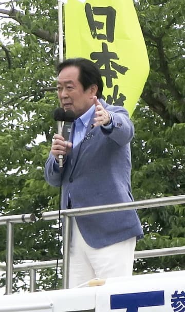 茨城県牛久市で街頭演説をする日本維新の会の石井章参院議員＝5日午後