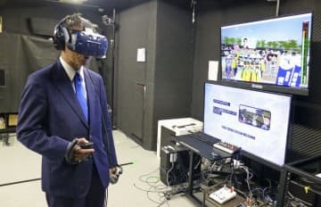 インターネット上の仮想空間「メタバース」を利用して演説する自民党の河野太郎広報本部長＝5日午後、東京都内