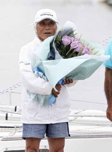 帰港セレモニーで花束を受け取った堀江謙一さん＝5日午後、兵庫県西宮市