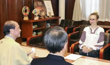 京都市役所に門川大作市長（左）を表敬訪問したウクライナ避難民のアナスタシア・ホロシコさん＝6日