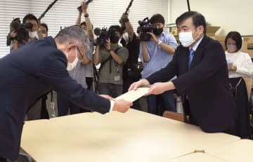 「内密出産制度」に関し、ガイドラインの私案を提出する慈恵病院の蓮田健院長（右）＝6日午後、熊本市役所