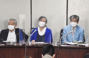 結審後、記者会見する福島原発告訴団の武藤類子団長（中央）、被害者参加代理人の海渡雄一弁護士（右）ら＝6日午後、東京・霞が関の司法記者クラブ