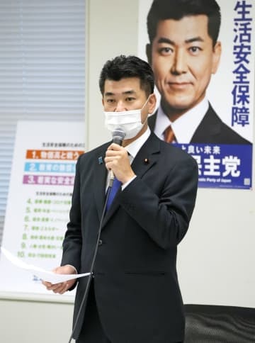 立憲民主党の会合であいさつする泉代表＝6日午後、国会