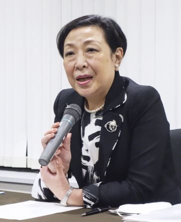 報道陣の取材に応じる東芝社外取締役の綿引万里子氏＝6日夜、東京都中央区