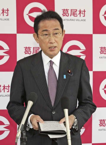 復興交流施設の視察を終え、記者の取材に応じる岸田首相＝5日午後、福島県葛尾村