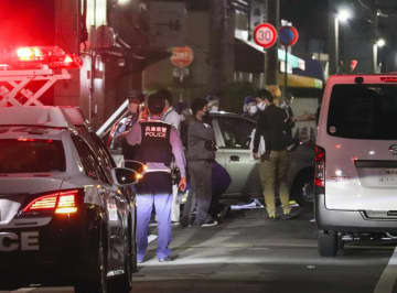 車が突っ込んだ現場周辺を調べる捜査員ら＝6日午後11時19分、神戸市