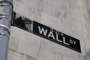 ニューヨーク・ウォール街にある標識（AP＝共同）