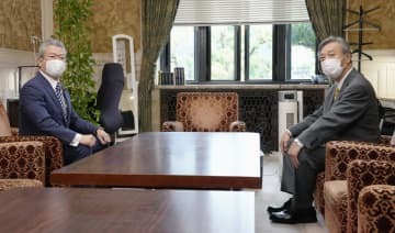 会談に臨む立憲民主党の馬淵国対委員長（左）と共産党の穀田国対委員長＝7日午前、国会