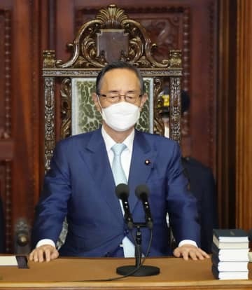 衆院本会議に臨む細田議長＝7日午後、国会