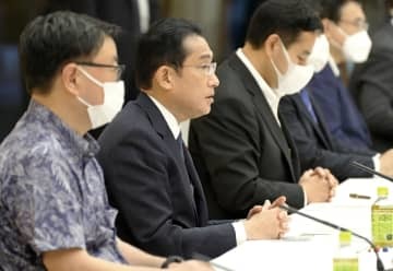 経済財政諮問会議と新しい資本主義実現会議の合同会合であいさつする岸田首相（左から2人目）＝7日午後、首相官邸