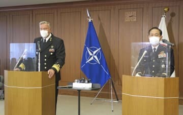 共同記者会見するNATOのバウアー軍事委員長（左）と山崎幸二統合幕僚長＝7日、防衛省