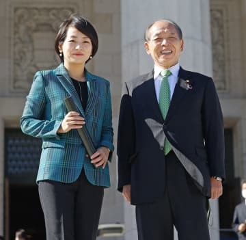 参院議員の鈴木宗男氏（右）と自民党の鈴木貴子議員＝昨年11月