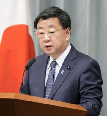 記者会見する松野官房長官＝8日午前、首相官邸