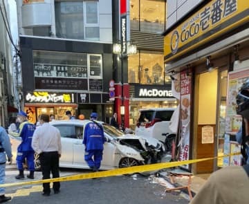 「カレーハウスCoCo壱番屋」の店舗にタクシーが突っ込む事故があった現場＝8日午後6時30分ごろ、東京都目黒区