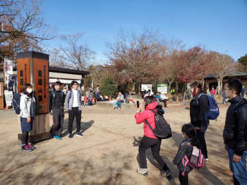 にぎわう高尾山の山頂＝東京都八王子市