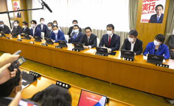 東京・永田町の党本部で開かれた自民党の臨時総務会。中央はあいさつする岸田首相＝9日午前