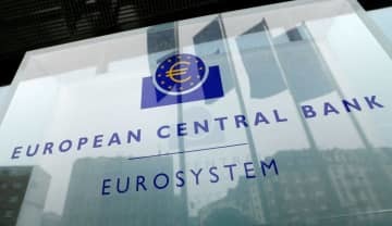 ドイツ・フランクフルトの欧州中央銀行（ECB）のロゴ＝2016年12月（ロイター＝共同）